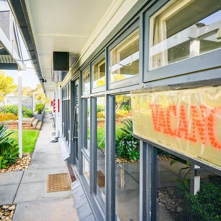 Meningie Waterfront Motel Bagian luar foto