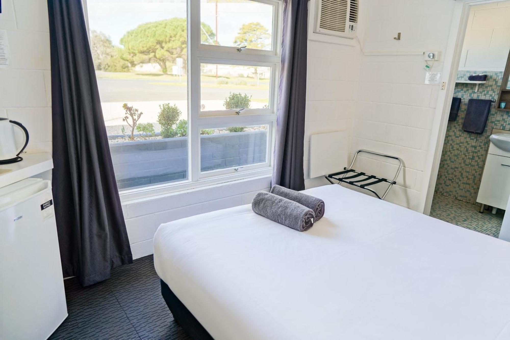 Meningie Waterfront Motel Bagian luar foto
