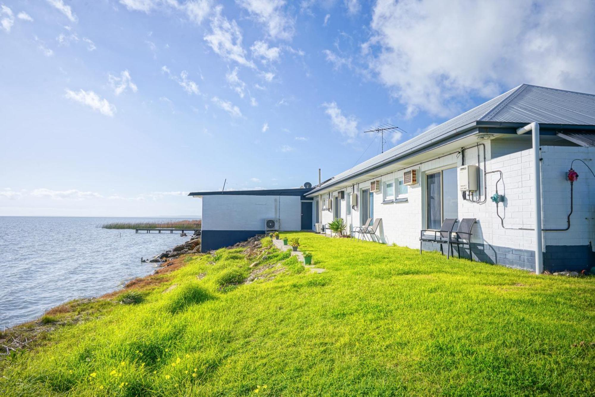 Meningie Waterfront Motel Bagian luar foto