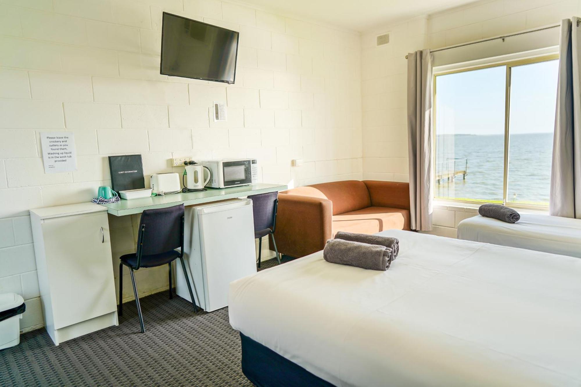 Meningie Waterfront Motel Bagian luar foto