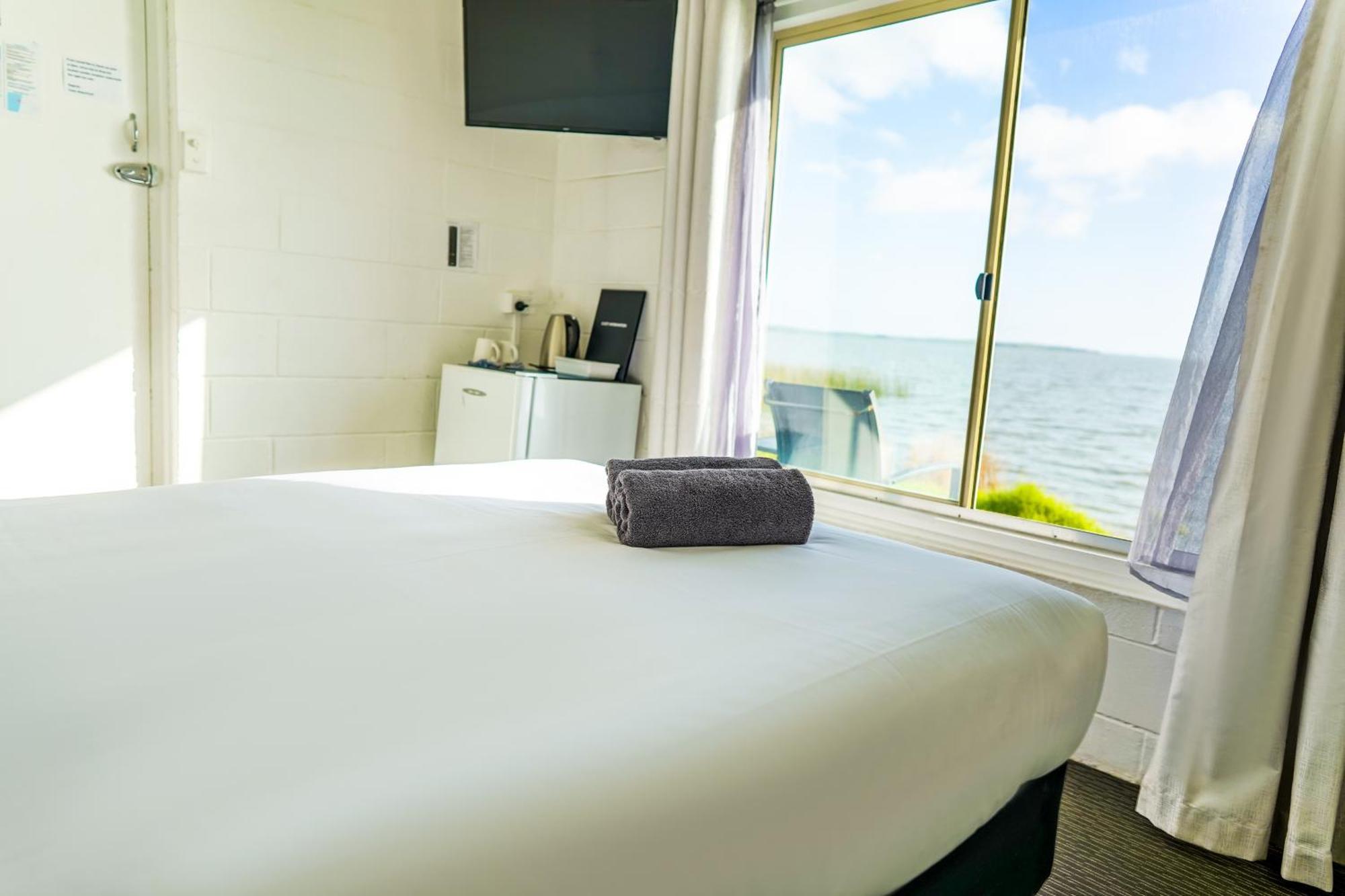 Meningie Waterfront Motel Bagian luar foto
