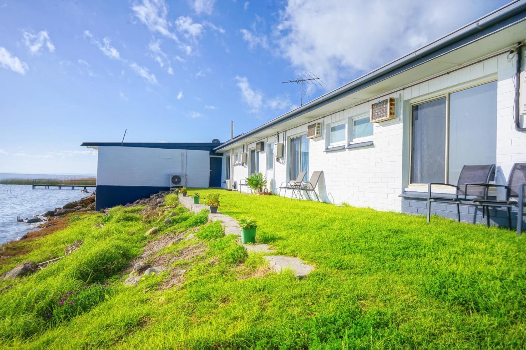 Meningie Waterfront Motel Bagian luar foto